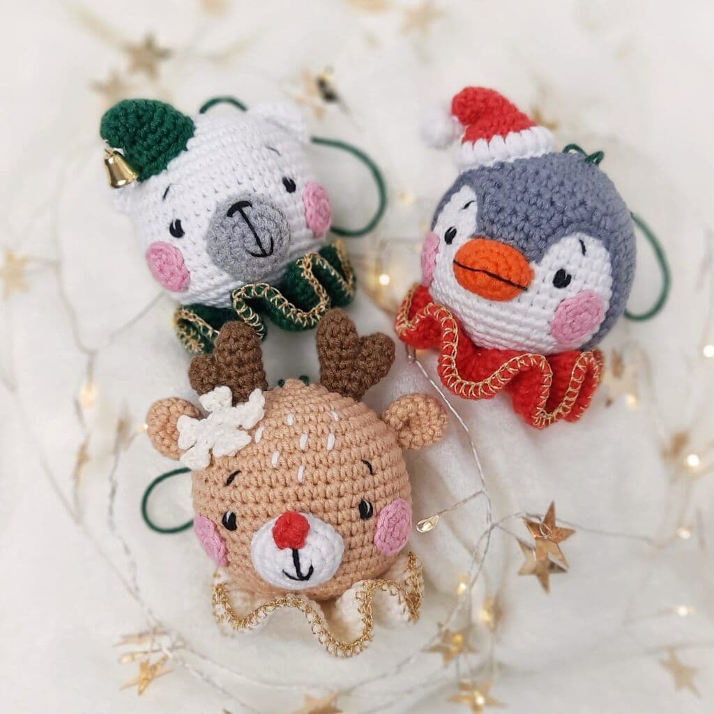 zdjęcie trzech wydzierganych maskotek