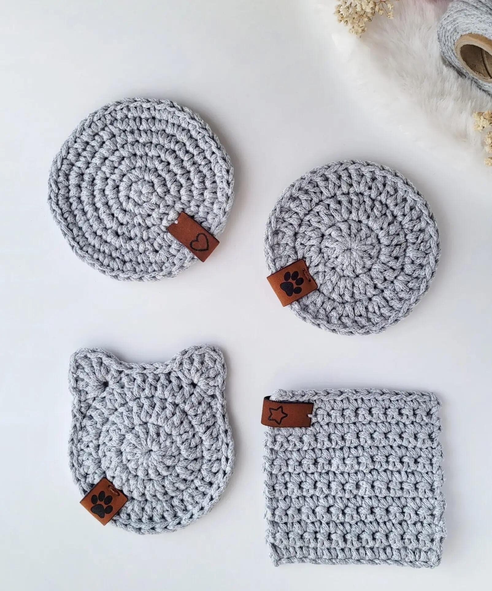 Na zdjęciu przedstawione szare podkładki w kształcie kola, kotka i kwadratu.